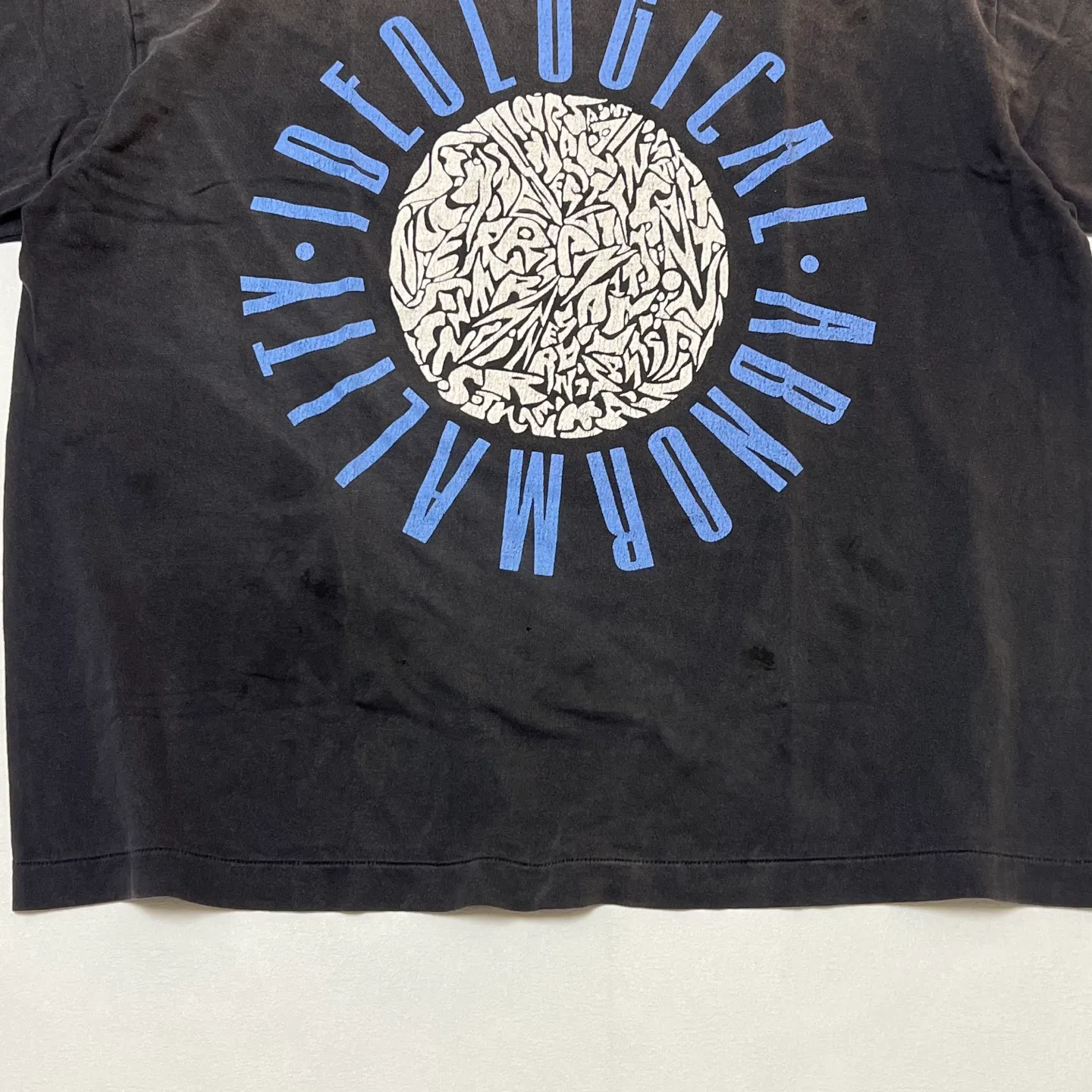 SAINT Mxxxxxx IDEOLOGICAL SS TEE/BLK Peace and anti-war crack pattern tee, washed black S-XL, look for the cylindrical fabric without side seams, the open width is almost meaningless Asut ready-made garments dyed, the whole piece is sprayed with horse-hair spray, and then sprayed again to fade, the collar and cuffs are frayed, many places are broken, oversized printing position, genuine level restoration, complete accessories, with little angel anti-counterfeiting label